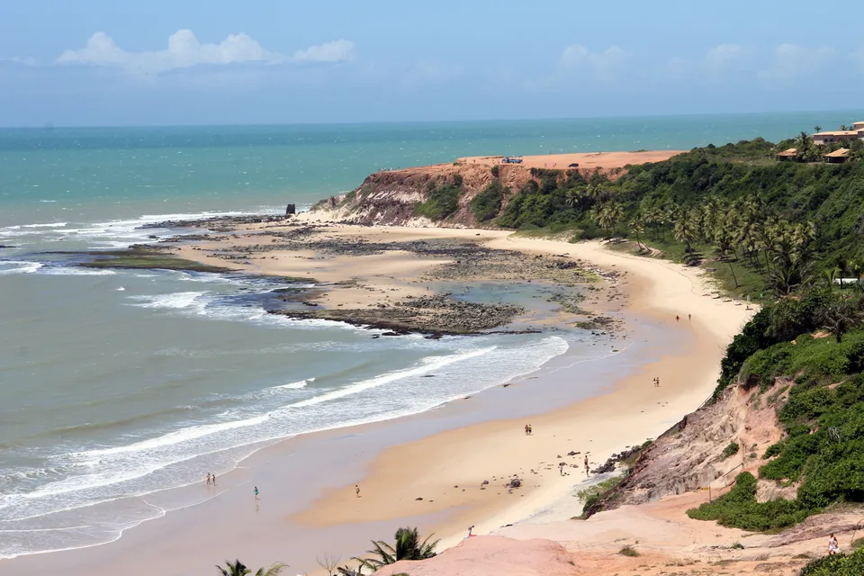 Praia do Amor en Pipa vista desde lo alto, con la falésia del Chapadão, palmeras y mar turquesa