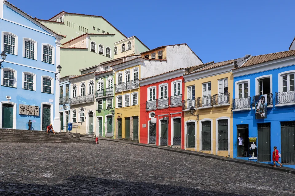 Casonas coloniales de colores sobre la calle empedrada del Largo do Pelourinho, en Salvador de Bahía