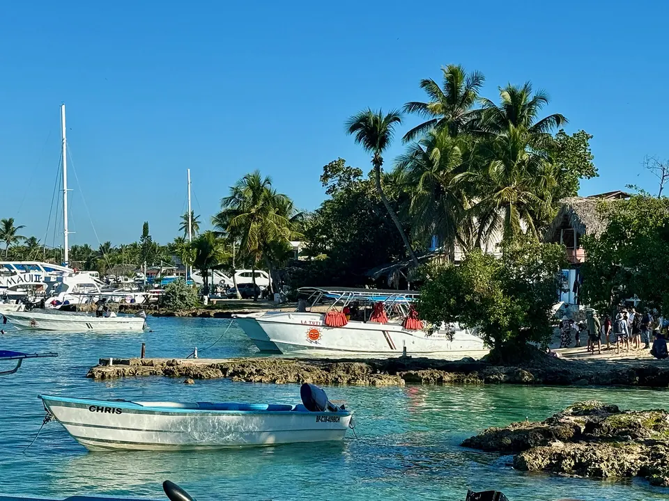 Bahía de Bayahibe con aguas turquesas y palmeras