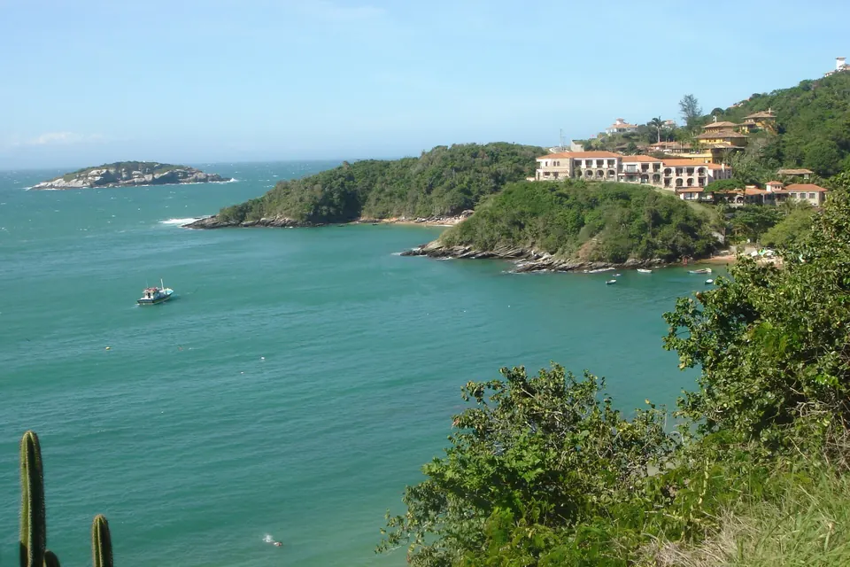 Costa de Búzios con agua verde esmeralda