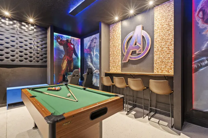 Game room temático de Marvel en una casa de Orlando