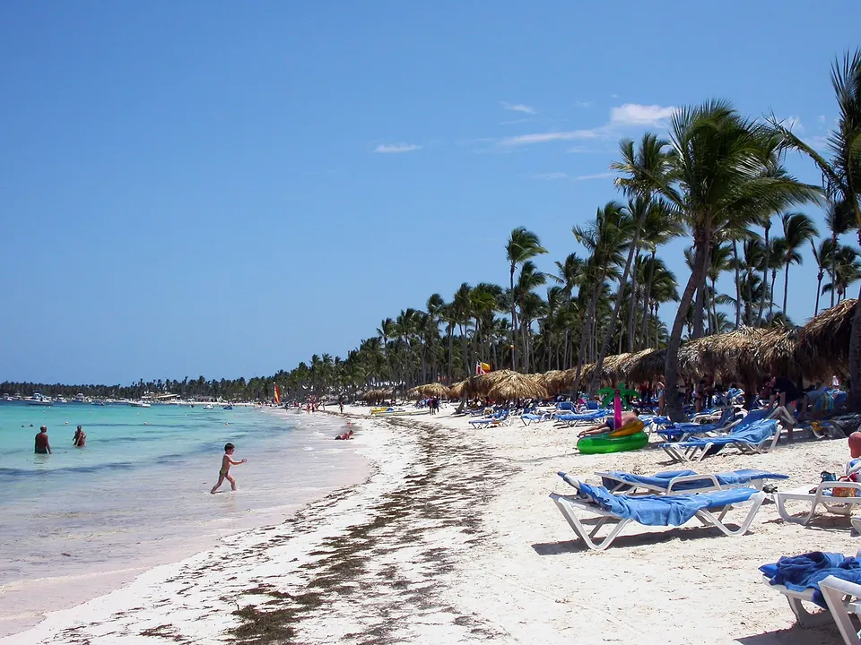 Playa de arena blanca y palmeras en Punta Cana